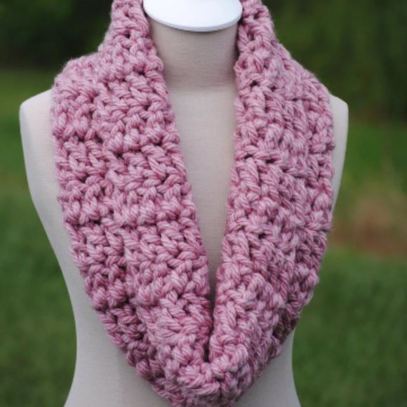 Crochet Dark Pink Thick Cowl/New - Picture 1 of 4